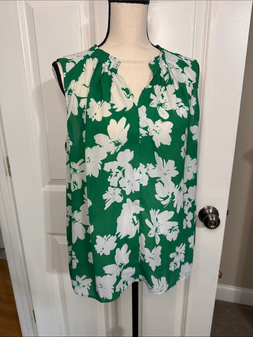 Simply Vera Vera Wang Green and White Floral Sleeveless Camisole